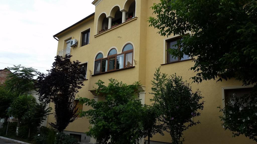 Moonlight Central Apartments Oradea Oda fotoğraf